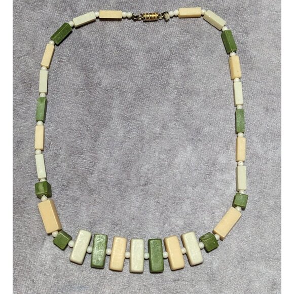 Vintage 1920s Celluloid/Bakelite Green Beaded Necklace - Picture 11 of 12